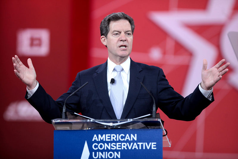 Sam Brownback parle devant la CPAC en 2015 à Washington (Source Wikimedia commons, photo : Gage Skidmore)