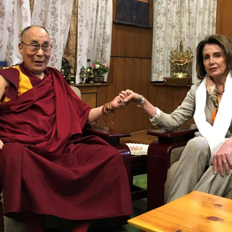 Le dalaï-lama et Nancy Pelosi (photo du Net) Le dalaï-lama et Nancy Pelosi (photo du Net)