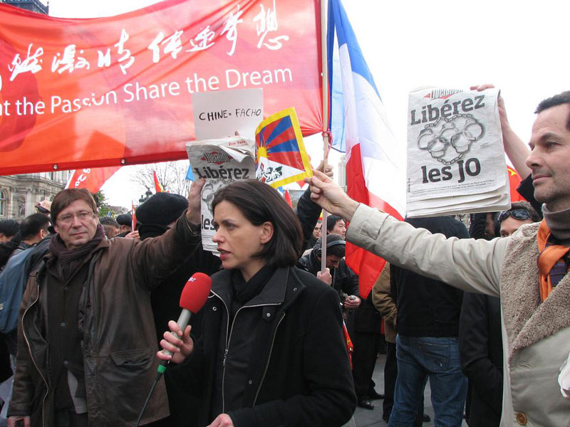 Lors du passage de la flamme olympique à Paris en 2008 (photo du Net)