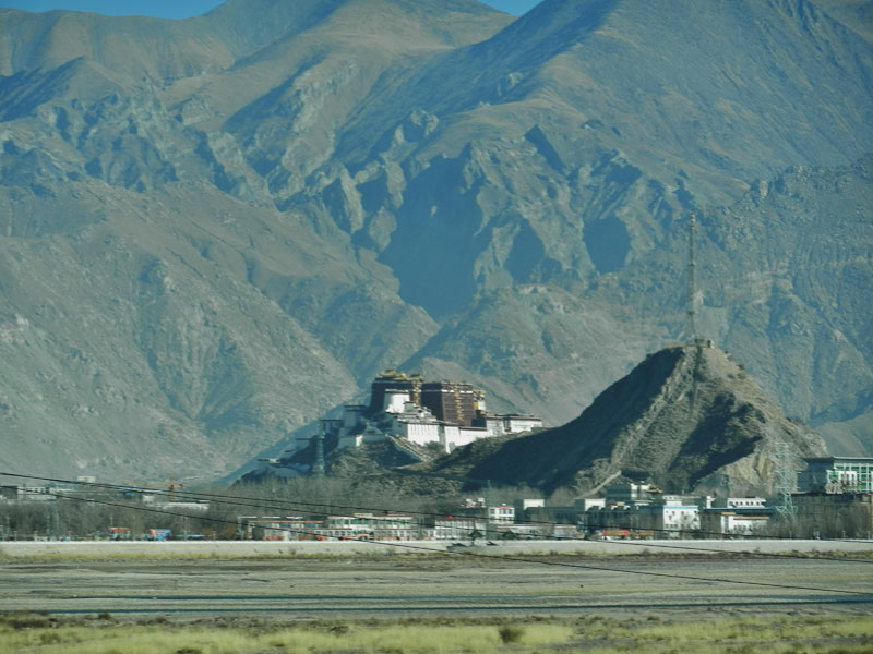 Potala vu du pont sur le Yarlung (photo Th. Deruyt, 2012)