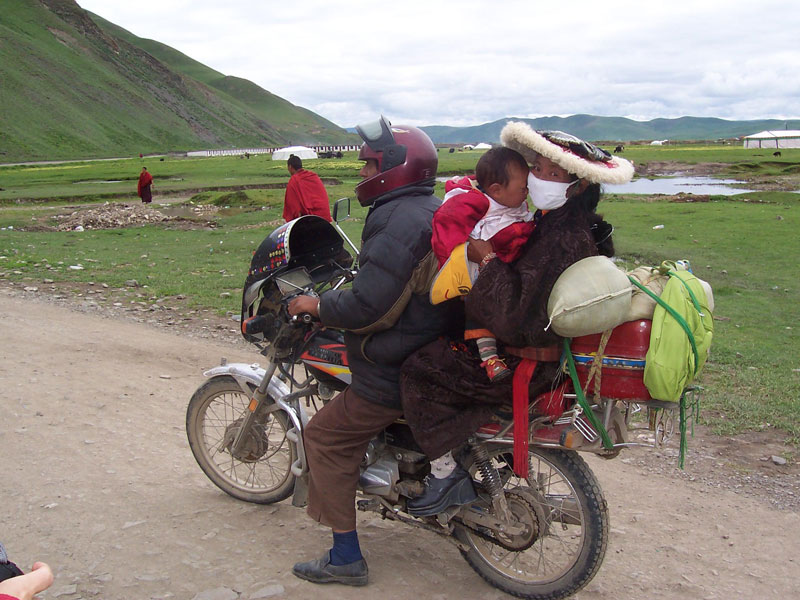 famille tibétaine au Qinghai (photo JP Desimpelare, 2005) famille tibétaine au Qinghai (photo JP Desimpelare, 2005)