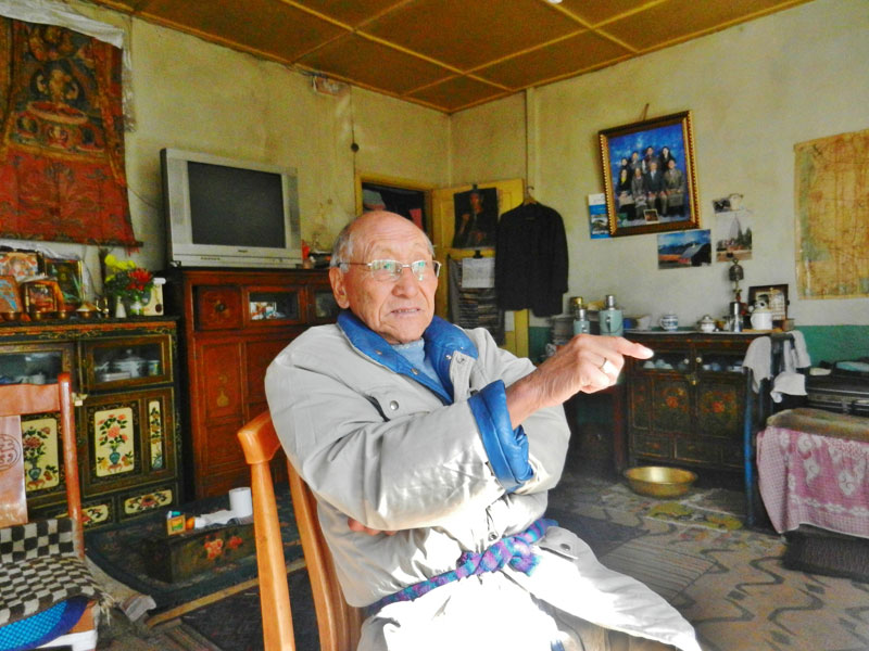 Tashi Tsering chez lui, à Lhassa, lors d'une visite d'André lacroix, son traducteur en français (photo Thérèse Deruyt, 2012) Tashi Tsering chez lui, à Lhassa, lors d'une visite d'André lacroix, son traducteur en français (photo Thérèse Deruyt, 2012)