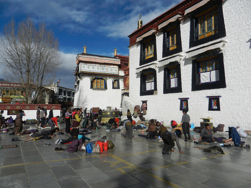 Place du Barkhor, place principale de Lhassa : envahie par les Chinois ? (photo Thérèse Deruyt, 2012)