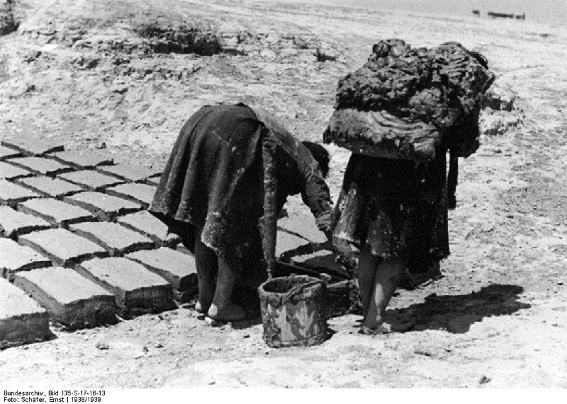Tibet, 1939 : fabrication de briques en argile (Source : Archives Fédérales allemandes, image no.135-S-17-16-13, photographe : Ernst Schäfer)