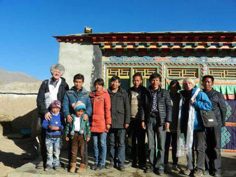 Avec quelques enseignants de l’école d’Emagang (18 décembre 2012) Avec quelques enseignants de l’école d’Emagang (18 décembre 2012)