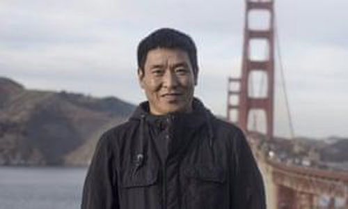 Dhondup Wangchen devant le Golden Gate Bridge Dhondup Wangchen devant le Golden Gate Bridge à San Francisco (photo : theguardian.com)