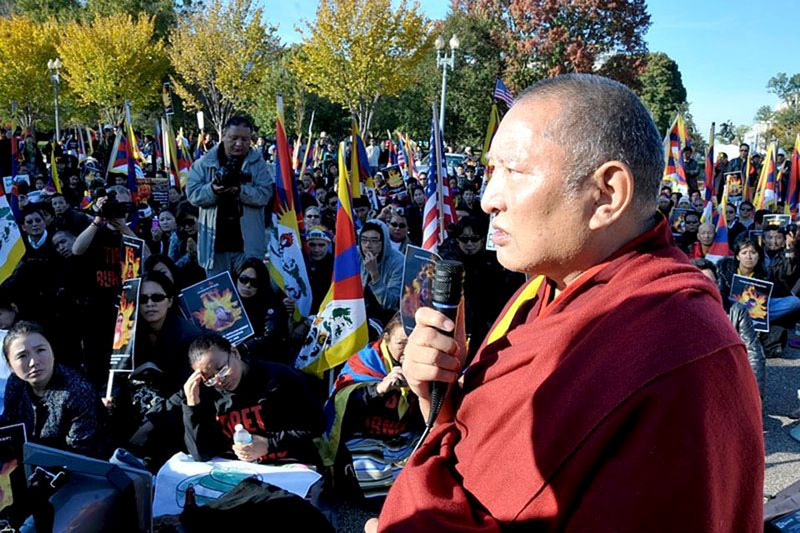 Le 3 novembre 2011, en face de la Maison Blanche, Kirti Rinpoché s’adresse à des centaines de Tibétains et autres supporters (Photo : Sonam Zoksang ; source : Flickr) 