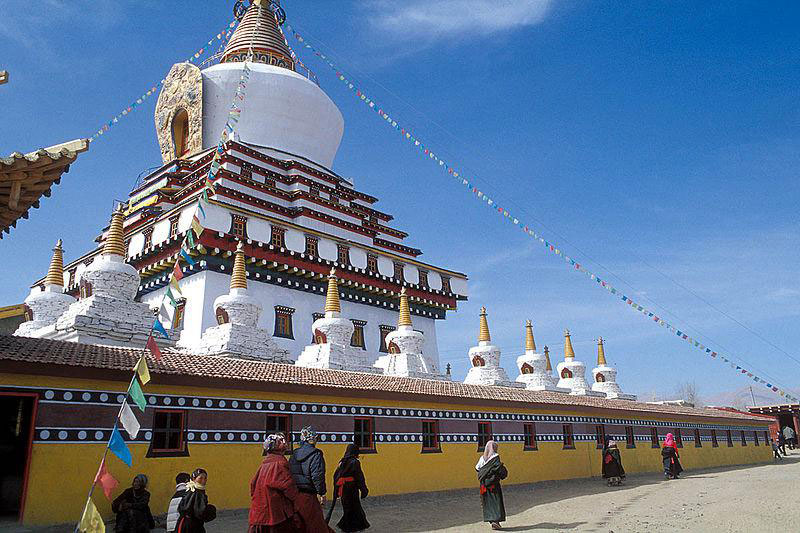 Le monastère de Kirti au Sichuan ne semble pas être particulièrement nécessiteux (fr.m.wikipedia.org)