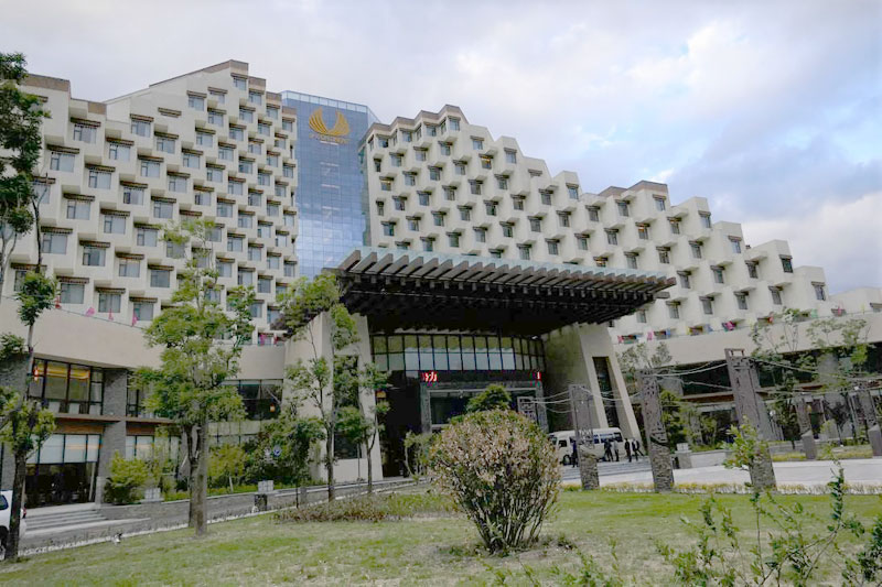 Le « Nyingchi Wuzhou Crown Hotel » à la tombée de la nuit