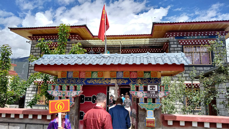 Visite d’une maison du village de Xiga, municipalité (Township) de Qiangna, département (County) de Milin. Les habitants appartiennent pour la plupart aux minorités Lhoba et Monba (ou Menba).