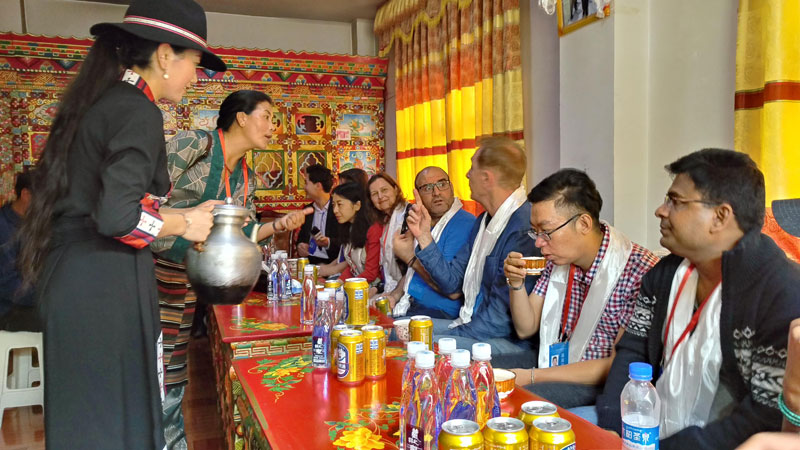 À droite, des visiteurs originaires de différents pays (Sri Lanka, Vietnam, Suisse, Algérie, Luxembourg). À gauche, la propriétaire de la maison, en costume traditionnel. Derrière elle, Dolma, notre sympathique guide tibétaine.