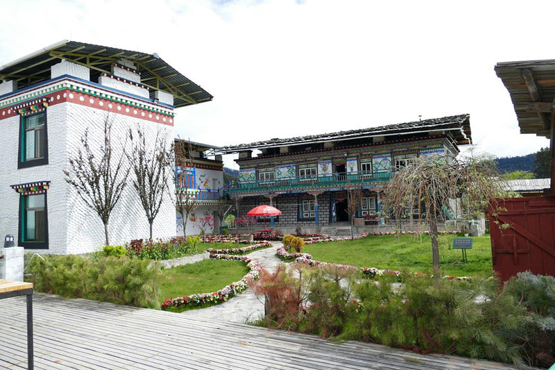 Grâce à l’aide du Gouvernement, les fermiers du village Zhaxigang (district de Bayi) ont pu construire, à côté de leurs maisons d’habitation, des bâtiments annexes comprenant des chambres d’hôtes. Ils comptent sur le tourisme comme source de revenu supplémentaire.
