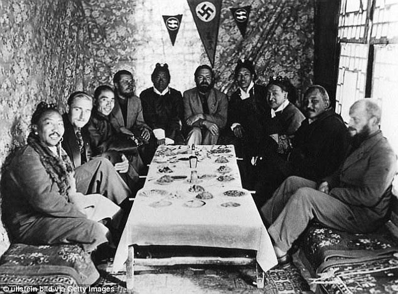 Le Sturmbannführer Schäfer est assis au fond, au milieu, avec à sa droite Tsarong, l’éminence grise du régime ; le « raciologue » SS Bruno Beger est le deuxième à partir de gauche. Le Sturmbannführer Schäfer est assis au fond, au milieu, avec à sa droite Tsarong, l’éminence grise du régime ; le « raciologue » SS Bruno Beger est le deuxième à partir de gauche.
