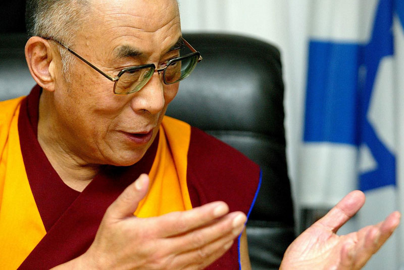 Le Dalaï Lama assiste à une réunion avec les grands rabbins d’Israël à Jérusalem, le 19 février 2006. (Olivier Fitoussi/Flash90)