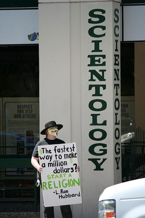 Un manifestant anonyme contre l’Église de scientologie en mars 2008 (source : Wikimedia commons, auteur : Shane Pope, Dallas)