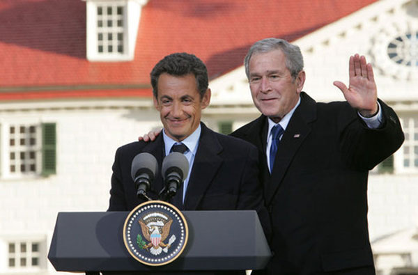 Sarkozy et Bush en Novembre 2007 à Mount Vernon, États-Unis (Source : Wikimedia Commons, auteur : Chris Greenberg)