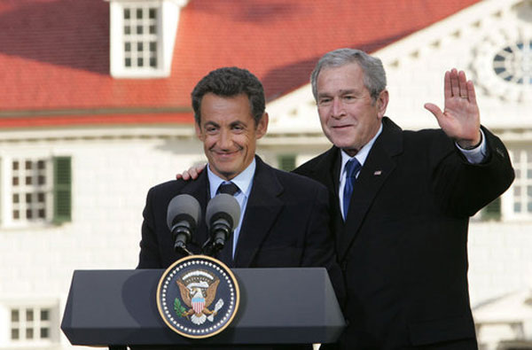 Sarkozy et Bush en Novembre 2007 à Mount Vernon, États-Unis (Source : Wikimedia Commons, auteur : Chris Greenberg) Sarkozy et Bush en Novembre 2007 à Mount Vernon, États-Unis (Source : Wikimedia Commons, auteur : Chris Greenberg)