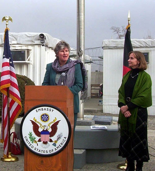 Paula Dobriansky (à droite), en 2004, avec la conseillère du président George W. Bush, Karen Hughes, à Kabul/Afghanistan. (Source : archives du Département d’État US)