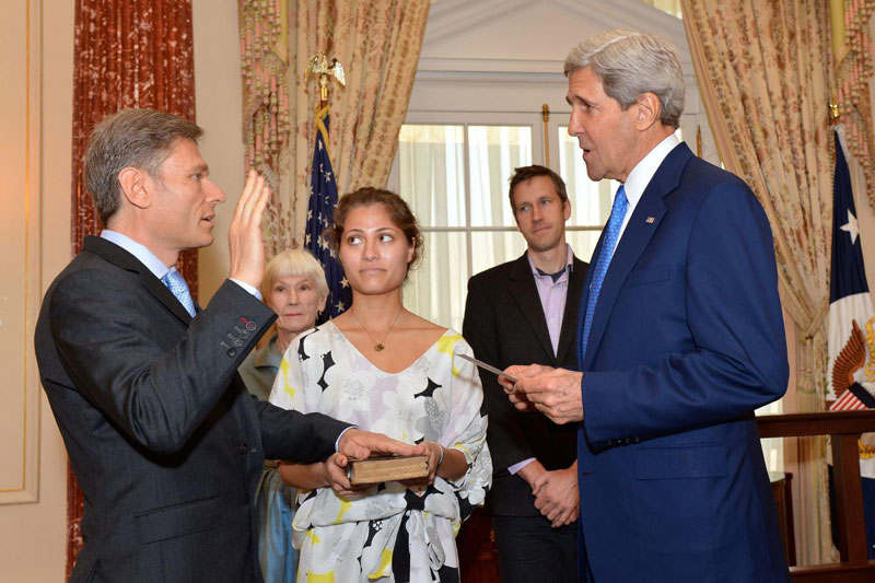 Le secrétaire d’État Kerry fait prêter serment au secrétaire adjoint Malinowski (source : flickr)