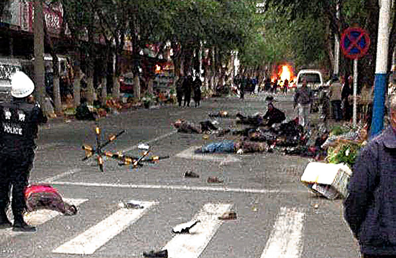 Cet attentat à la bombe sur un marché d’Ürümqi en mai 2014 a causé la mort de 34 personnes. Voir aussi la vidéo sur https://www.wsj.com/articles/explosion-hits-capital-of-chinas-xinjiang-region-state-news-agency-says-1400722279