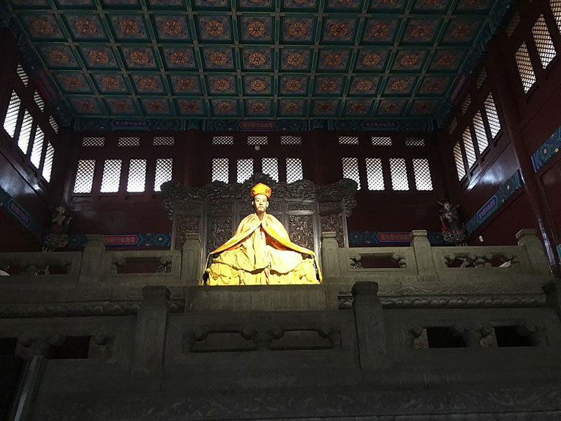 Statue du 11e Panchen Lama au temple Yonghe à Pékin (Photo de Bjoertvedt, source Wikimedia Commons)