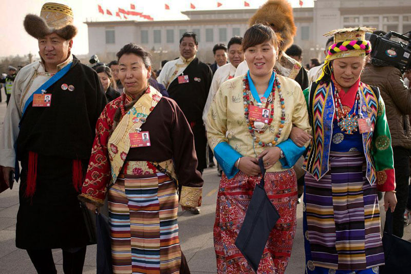 Les délégués de l'Assemblée populaire nationale (APN) du Tibet arrivent dans la Grande Salle du Peuple avant la séance d'ouverture de l'APN à Pékin, le 5 mars 2016. Mark Schiefelbein-AP Les délégués de l'Assemblée populaire nationale (APN) du Tibet arrivent dans la Grande Salle du Peuple avant la séance d'ouverture de l'APN à Pékin, le 5 mars 2016. Mark Schiefelbein-AP