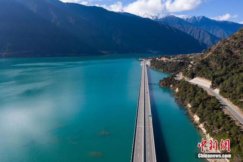Autoroute Lhassa-Nyingchi, inaugurée en 2017 (french.china.org.cn) Autoroute Lhassa-Nyingchi, inaugurée en 2017 (french.china.org.cn)