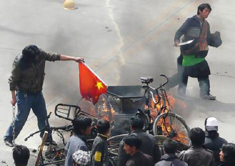 Des émeutiers armés font la chasse aux Hans et aux musulmans à Lhassa, en 2008 (Photo : auteur inconnu)