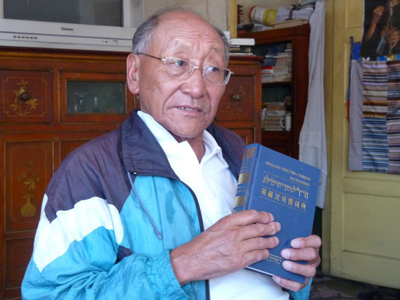 Dans son petit appartement de Lhassa, Tashi Tsering montre la dernière édition de son dictionnaire trilingue (photo : Thérèse De Ruyt, août 2009) Dans son petit appartement de Lhassa, Tashi Tsering montre la dernière édition de son dictionnaire trilingue (photo : Thérèse De Ruyt, août 2009)