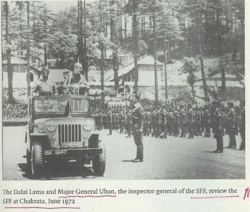 Le dalaï-lama inspectant les « forces tibétaines » en Inde, en 1972