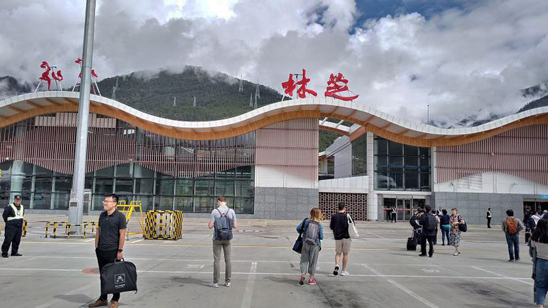 L’aéroport de Nyingchi, l’un des cinq aéroports que compte la Région autonome du Tibet. Avant 1950, le Tibet ne connaissait ni chemin de fer, ni aéroport, ni même la moindre route carrossable (photo : Elena Ettinger, juin 2019) L’aéroport de Nyingchi, l’un des cinq aéroports que compte la Région autonome du Tibet. Avant 1950, le Tibet ne connaissait ni chemin de fer, ni aéroport, ni même la moindre route carrossable (photo : Elena Ettinger, juin 2019)