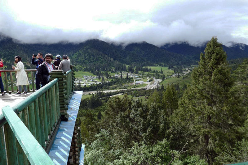 Touristes étrangers sur une plate-forme offrant une vue panoramique, région de Nyingchi, RAT, en 2019 (photo : Elena Ettinger)