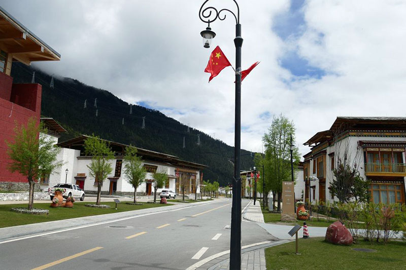 Petite ville touristique nouvellement construite dans la région de Nyingchi, située au Sud-Est de la RAT et particulièrement propice au tourisme « vert » (photo : Elena Ettinger, juin 2019) Petite ville touristique nouvellement construite dans la région de Nyingchi, située au Sud-Est de la RAT et particulièrement propice au tourisme « vert » (photo : Elena Ettinger, juin 2019)