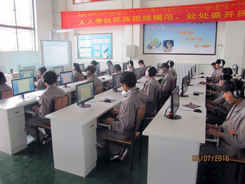 Élèves tibétains d’une école secondaire professionnelle de Lhassa (photo : Albert Ettinger)