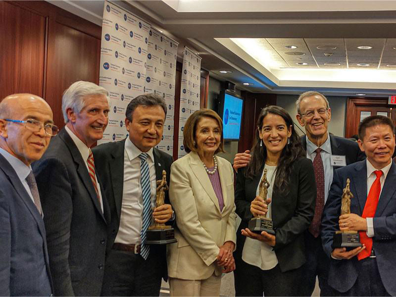 Nancy Pelosi avec, à sa droite, Dolkun Isa, président du WUC, et à sa gauche, Lhadon Tethong, directrice du Tibet Action Institute, une ONG canadienne créée suite aux actions pro-indépendance du Tibet organisées pendant les J.O. de Pékin en 2008. A son extrême gauche (avec une cravate rouge)  : Bob Fu, fondateur de ChinaAid, une ONG américaine chrétienne fondée en 2002 suite aux manifestations de la Place Tian Anmen. (photo du 10/6/2019 dansle Taïwan News24)