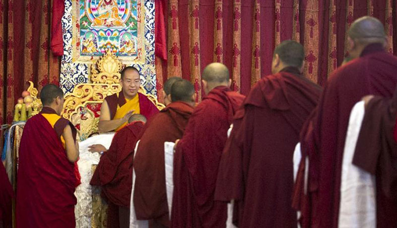 Le 11e panchen-lama donne la bénédiction aux moines lors d’une cérémonie de remise de diplômes à des érudits du bouddhisme tibétain au Collège bouddhiste tibétain à Pékin, le 18 mai 2014. (Photo : Xinhua/Xie Huanchi)