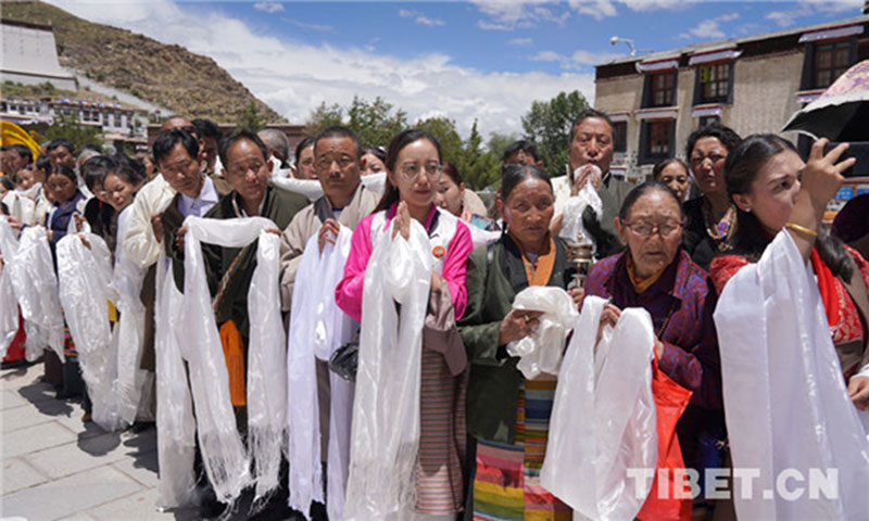 Des fidèles accueillent le XIe panchen-lama lors du retour au monastère Tashilünpo
