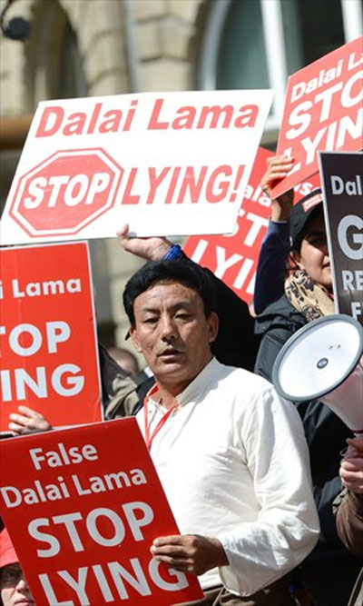 Des adhérents du bouddhisme tibétain qui continuent à vénérer la déité protectrice Shugden manifestent contre le « faux » 14e dalaï-lama (Francfort/Allemagne, mai 2014. Source : Global Times)