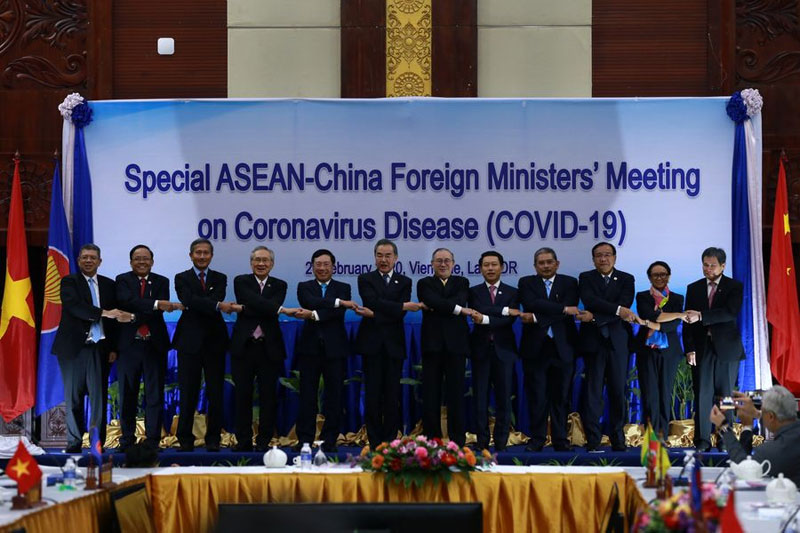 Le conseiller d'État et ministre des affaires étrangères chinois Wang Yi (6e à gauche) et les ministres des affaires étrangères des pays de l'ANASE (ou ASEAN) participent à la réunion spéciale des ministres des affaires étrangères ANASE-Chine sur la maladie du coronavirus à Vientiane, au Laos, le 20 février 2020. (Photo : Xinhua) Le conseiller d'État et ministre des affaires étrangères chinois Wang Yi (6e à gauche) et les ministres des affaires étrangères des pays de l'ANASE (ou ASEAN) participent à la réunion spéciale des ministres des affaires étrangères ANASE-Chine sur la maladie du coronavirus à Vientiane, au Laos, le 20 février 2020. (Photo : Xinhua)