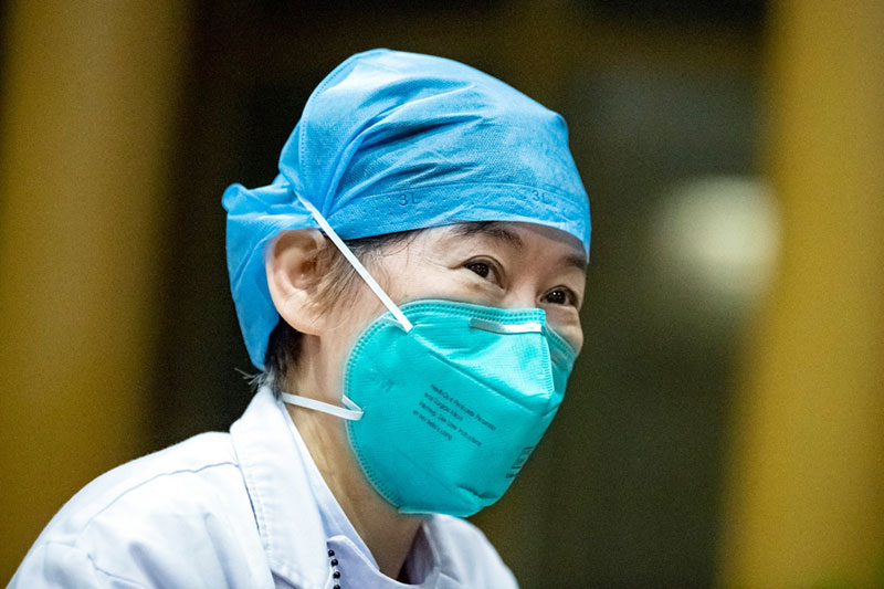 Zhang Jixian, directrice du département de médecine respiratoire et de soins intensifs de l’hôpital de médecine intégrée chinoise et occidentale du Hubei (Xinhua / Shen Bohan)