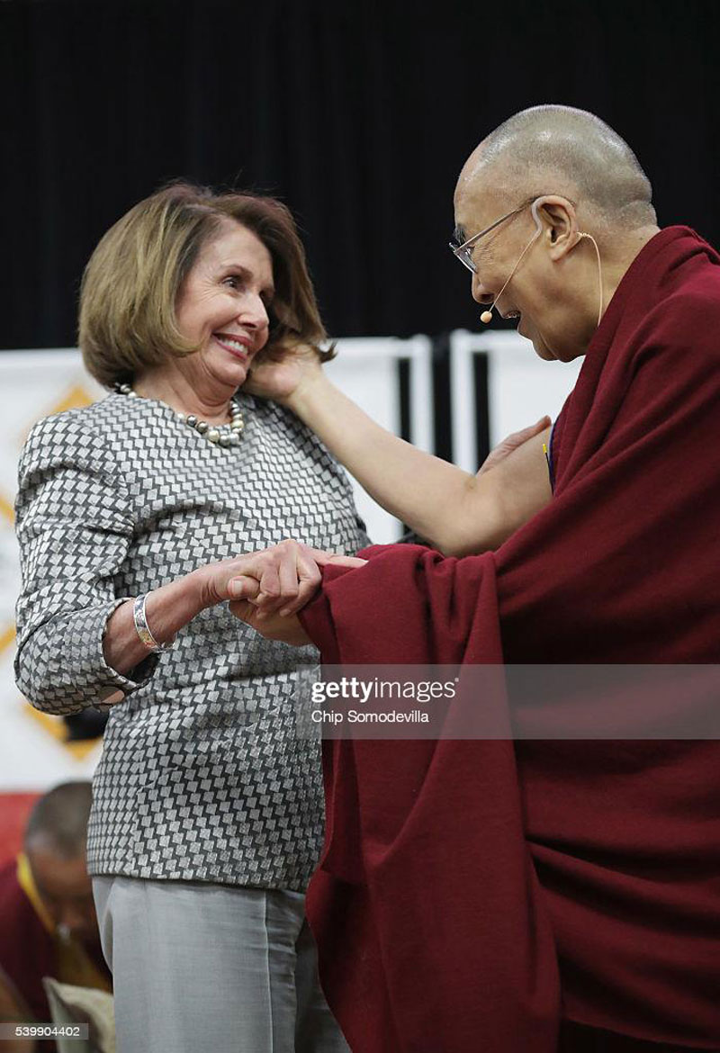 Nancy Pelosi et le dalaï-lama en 2016 à Washington