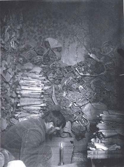 Paul Pelliot découvre les manuscrits dans une grotte de Mogao Paul Pelliot découvre les manuscrits dans une grotte de Mogao