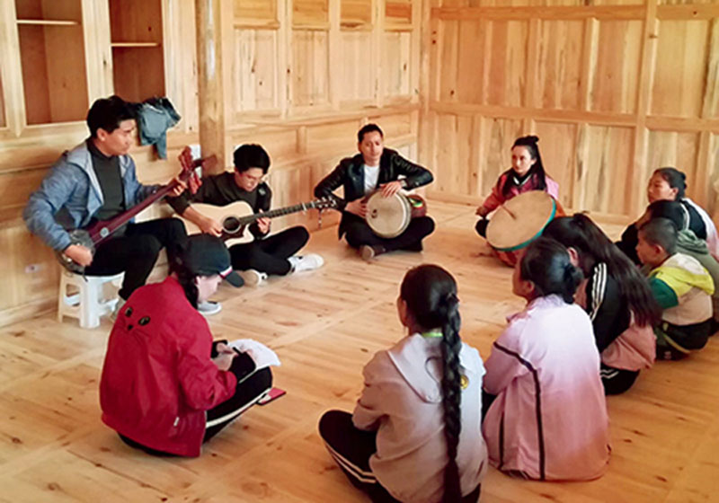Les membres du groupe Joy Conch enseignent le solfège à des enfants tibétains. 