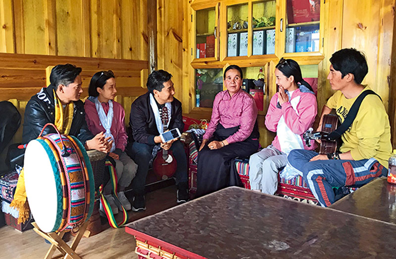 Sonam Drolma (3e d.), héritière au niveau national des chants sacrés tibétains, prodigue des conseils aux membres de Joy Conch. 