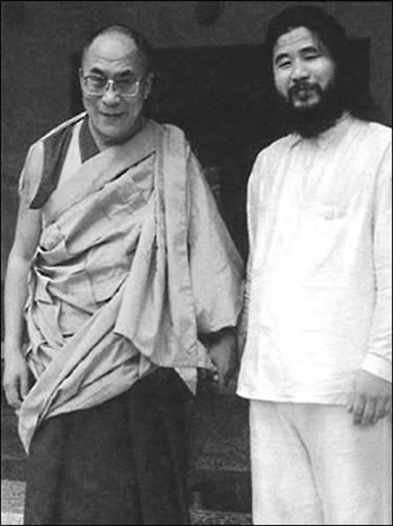 Le dalaï-lama avec Shoko Asahara, gourou de la secte Aum qui a commis des attentats au gaz sarin en 1994 et 1995 ; condamné à mort au Japon, il a été exécuté le 06/07/2018