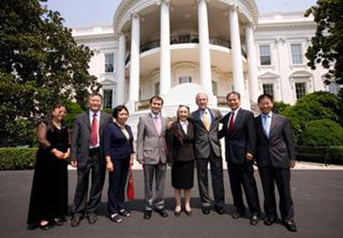 Rabiye Kadeer, l’actuelle présidente du World Uyghur Congres avec l’ex-président George Bush Rabiye Kadeer, l’actuelle présidente du World Uyghur Congres avec l’ex-président George Bush