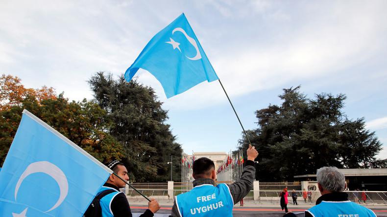 Des manifestants brandissant le drapeau ouïghour devant l'Office des Nations unies à Genève, en Suisse, le 6 novembre 2018 (image d'illustration). Des manifestants brandissant le drapeau ouïghour devant l'Office des Nations unies à Genève, en Suisse, le 6 novembre 2018 (image d'illustration).