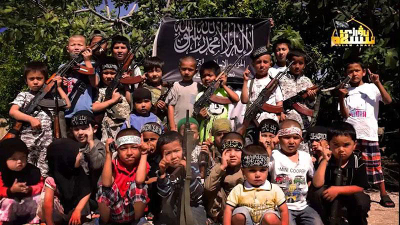 Enfants du Parti islamique du Turkistan à Idlib, Syrie, abusés et dressés en vue du djihad Enfants du Parti islamique du Turkistan à Idlib, Syrie, abusés et dressés en vue du djihad