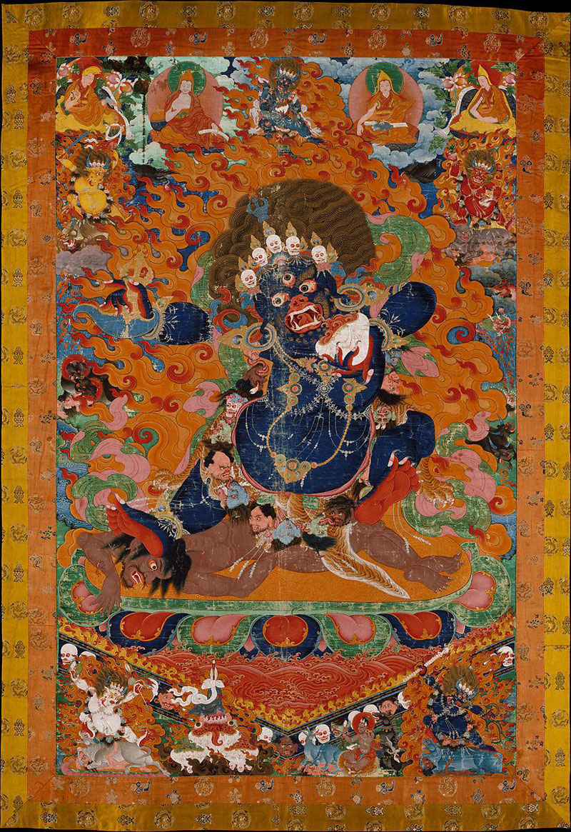 Yamantaka portant à sa ceinture les têtes coupées des ennemis du dharma et écrasant un homme barbu