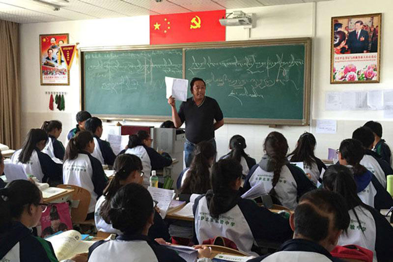 Des étudiants de la région autonome du Tibet suivent une leçon de tibétain à l'école intermédiaire expérimentale Lhassa-Beijing à Lhassa. (Photo de Zhang Yi, China Daily) Des étudiants de la région autonome du Tibet suivent une leçon de tibétain à l'école intermédiaire expérimentale Lhassa-Beijing à Lhassa. (Photo de Zhang Yi, China Daily)